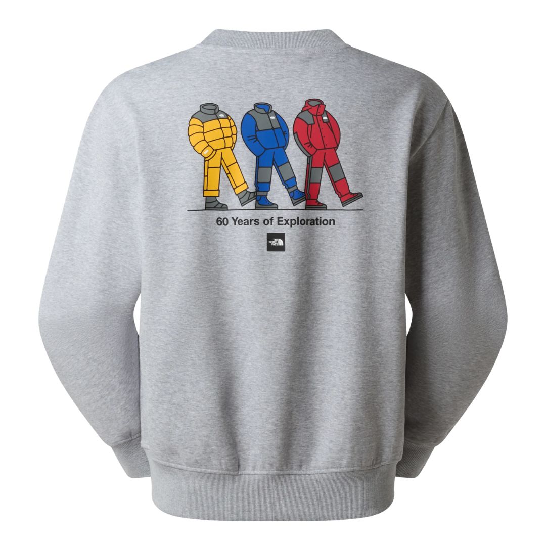 Sudadera The North Face Celebration Relaxed Crew Graphic gris claro jaspeado, vista trasera con gráfico 60 Years of Exploration.