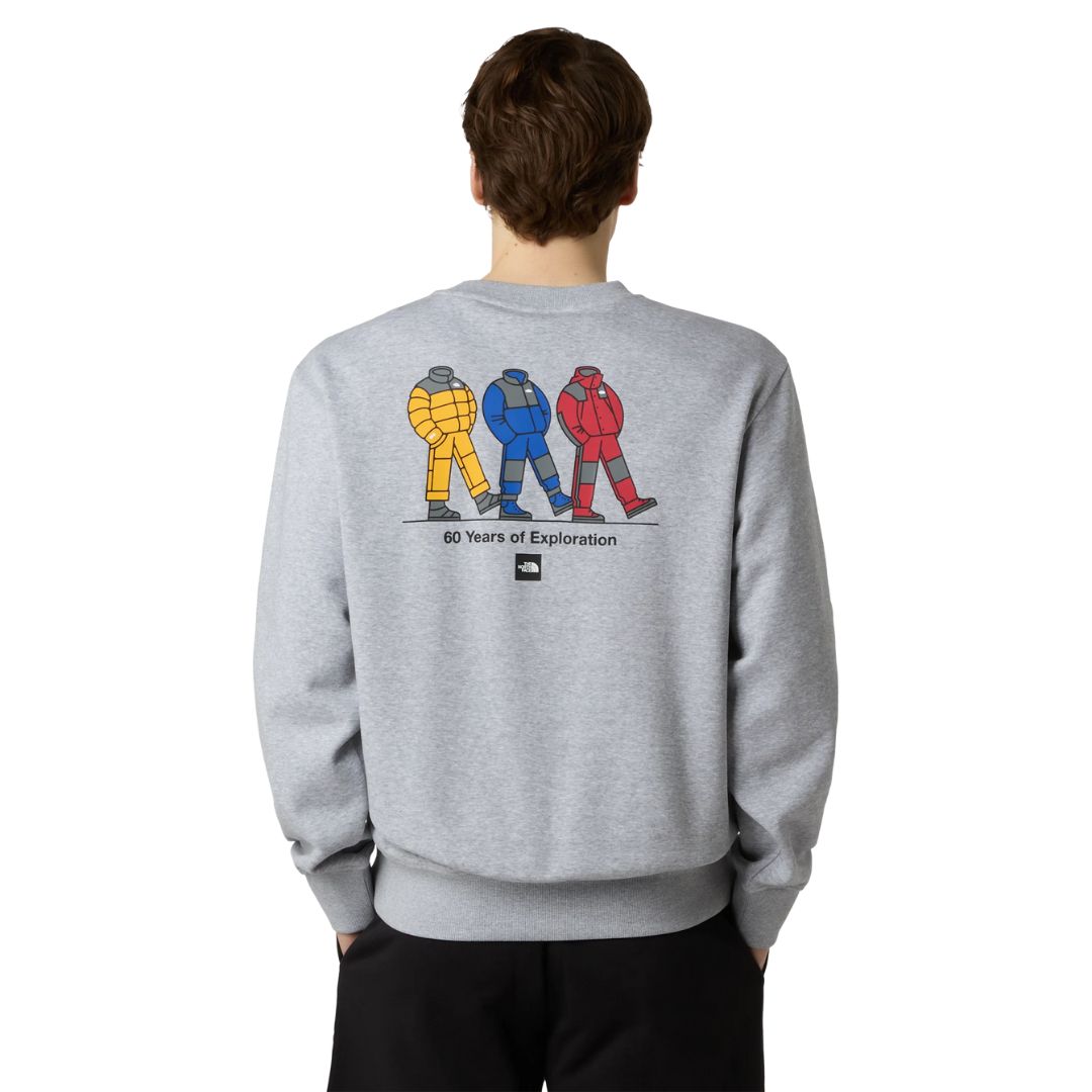 Vista trasera de la sudadera The North Face Celebration Relaxed Crew Graphic gris claro jaspeado con gráfico conmemorativo en la espalda.