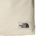 Detalle del logo The North Face bordado en etiqueta en bolso Cotton Tote, color natural con detalles marrones
