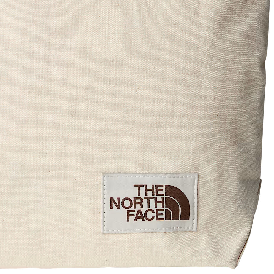 Detalle del logo bordado The North Face en el bolso Cotton Tote.