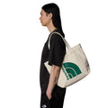 Mujer llevando el bolso The North Face Cotton Tote con diseño 