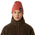 Gorro The North Face Dock Worker Recycled Beanie Mars Dust vista frontal sobre modelo
