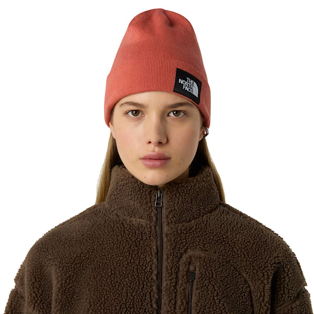 Gorro The North Face Dock Worker Recycled Beanie Mars Dust vista frontal sobre modelo