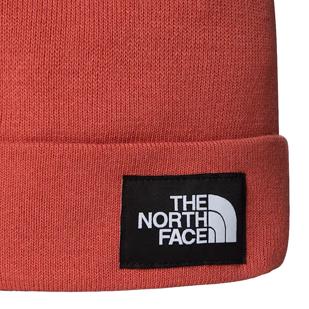 Gorro The North Face Dock Worker Recycled Beanie Mars Dust detalle del logotipo en el dobladillo