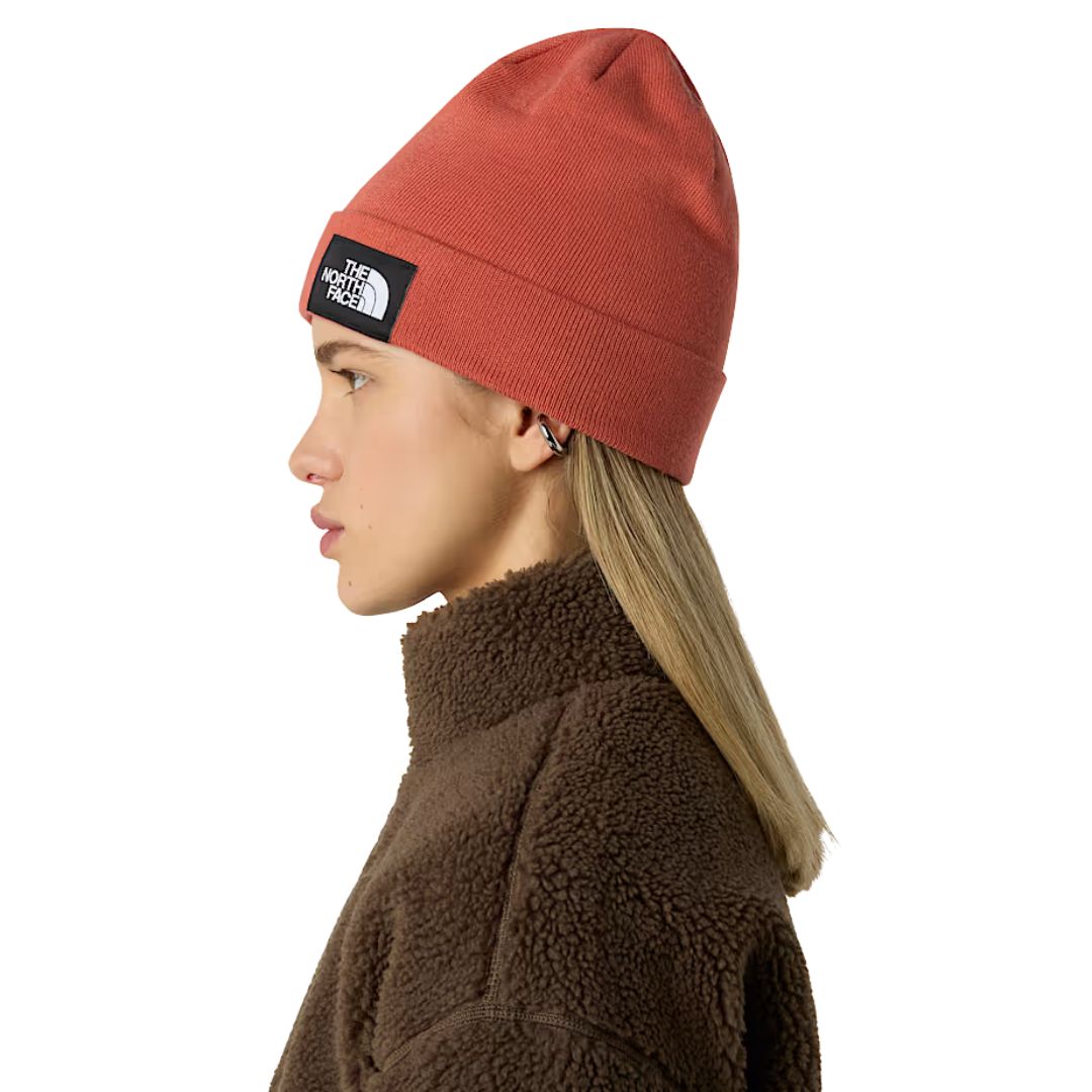 Gorro The North Face Dock Worker Recycled Beanie Mars Dust visto de perfil sobre modelo