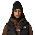 Gorro The North Face Dock Worker Recycled Beanie TNF Black vista frontal sobre modelo