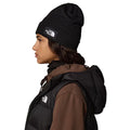 Gorro The North Face Dock Worker Recycled Beanie TNF Black detalle del logotipo en el dobladillo