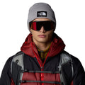 Gorro The North Face Dock Worker Recycled Beanie TNF Light Grey Heather vista frontal sobre modelo