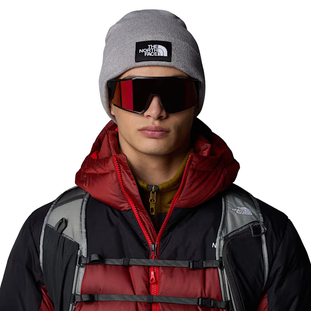 Gorro The North Face Dock Worker Recycled Beanie TNF Light Grey Heather vista frontal sobre modelo