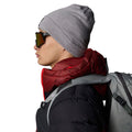 Gorro The North Face Dock Worker Recycled Beanie TNF Light Grey Heather detalle del logotipo en el dobladillo