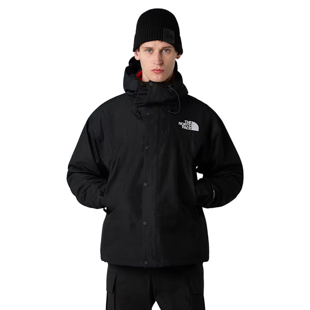 Modelo con chaqueta The North Face Dryvent Mono Mountain Jacket en color TNF Black - vista frontal.