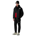 Conjunto completo con chaqueta The North Face Dryvent Mono Mountain Jacket TNF Black en look urbano.