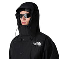Chaqueta The North Face Dryvent Mono Mountain Jacket TNF Black - modelo con capucha ajustada y gafas.
