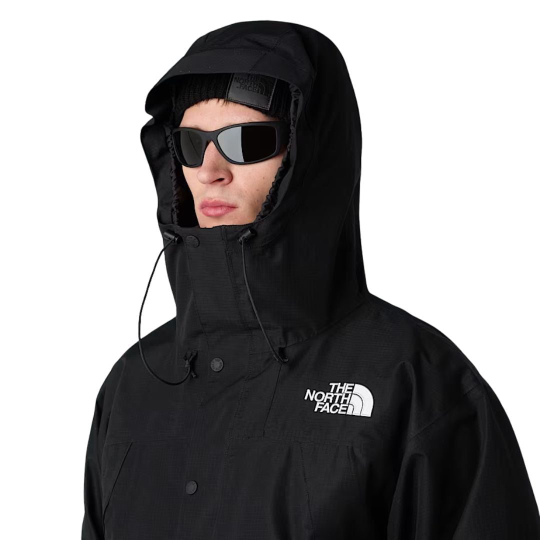Chaqueta The North Face Dryvent Mono Mountain Jacket TNF Black - modelo con capucha ajustada y gafas.