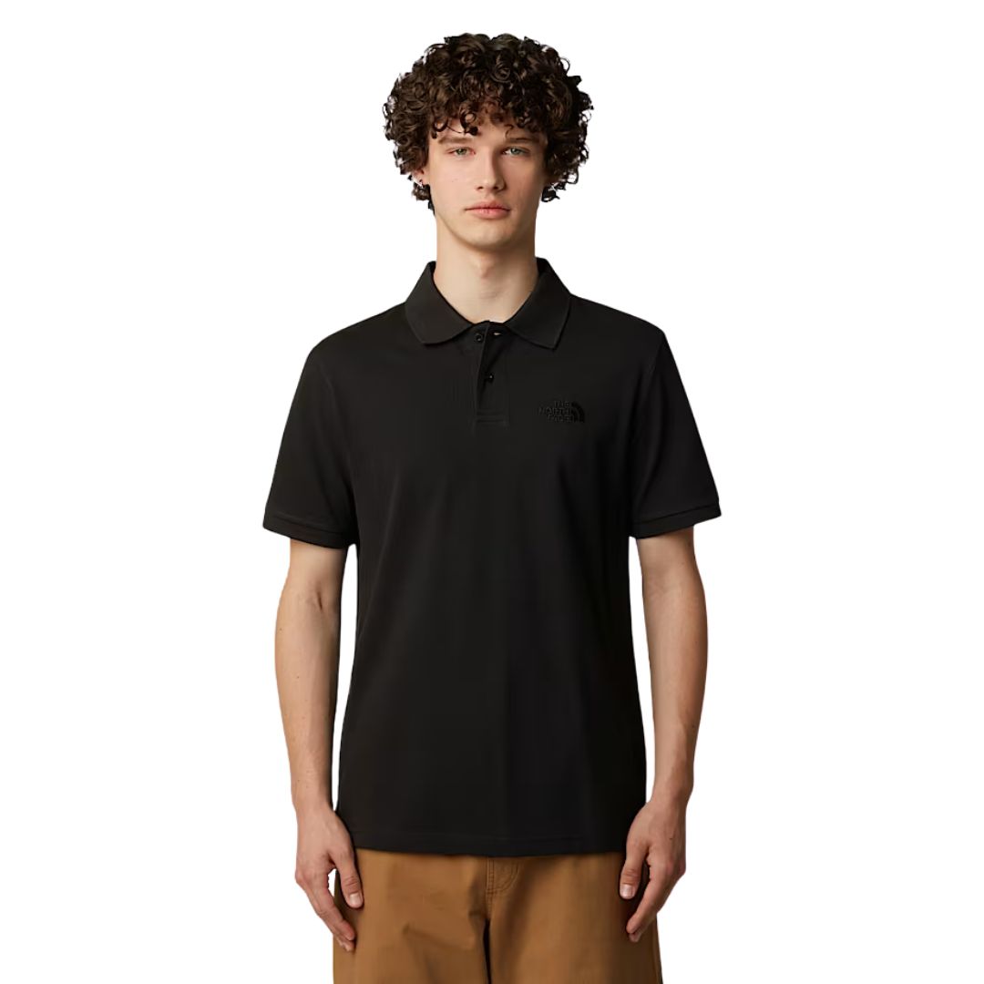 Modelo con polo negro The North Face Essential Polo Tee de corte regular.