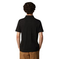 Vista trasera del polo negro The North Face Essential Polo Tee para hombre.
