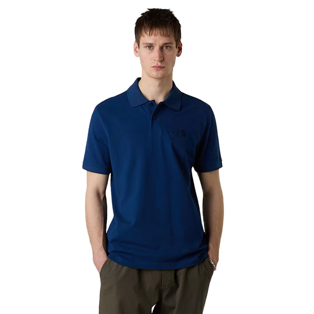 Polo The North Face Essential Regular azul Estate Blue, vista frontal completa con modelo.