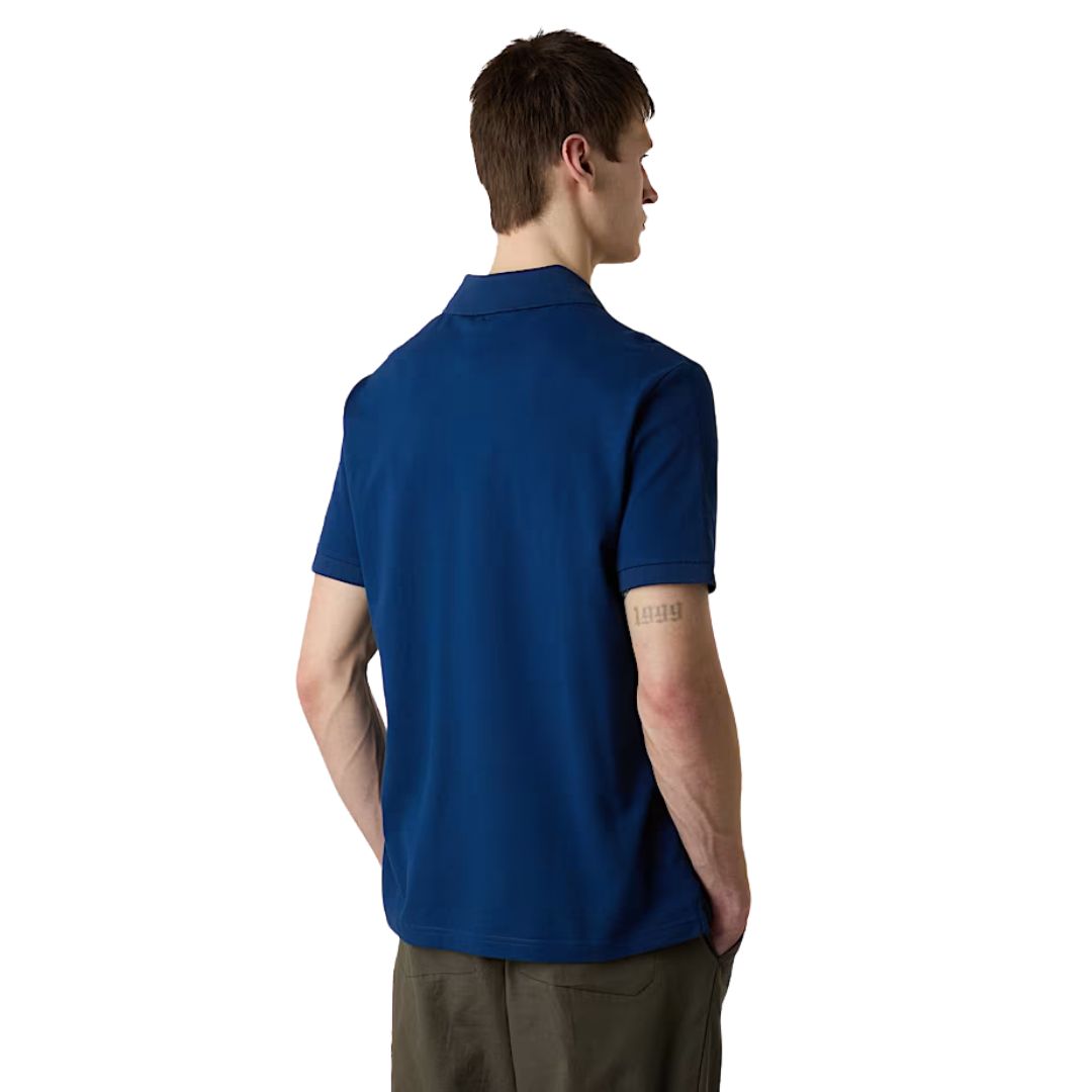 Polo The North Face Essential Regular azul Estate Blue, vista trasera completa con modelo.