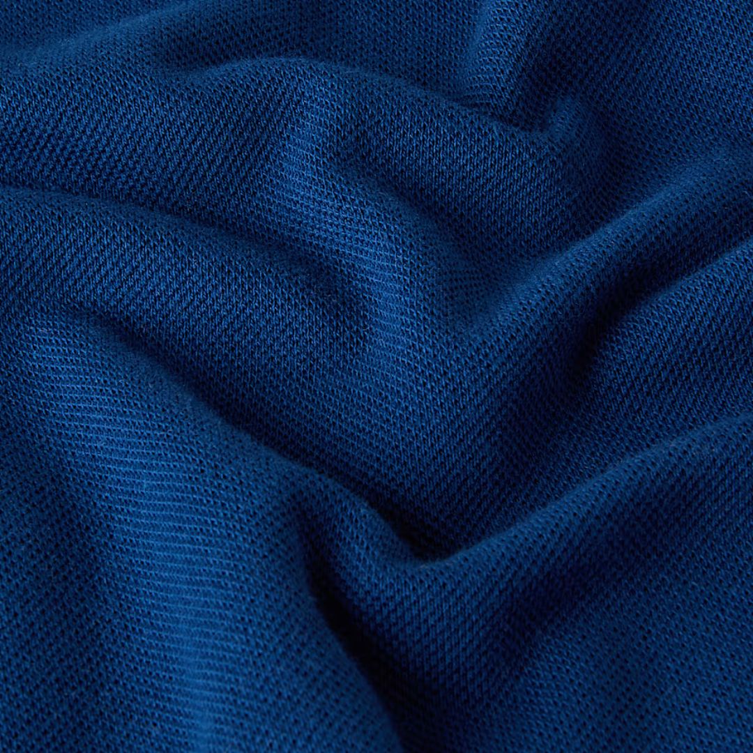 Polo The North Face Essential Regular azul Estate Blue, detalle del tejido y textura del algodón.