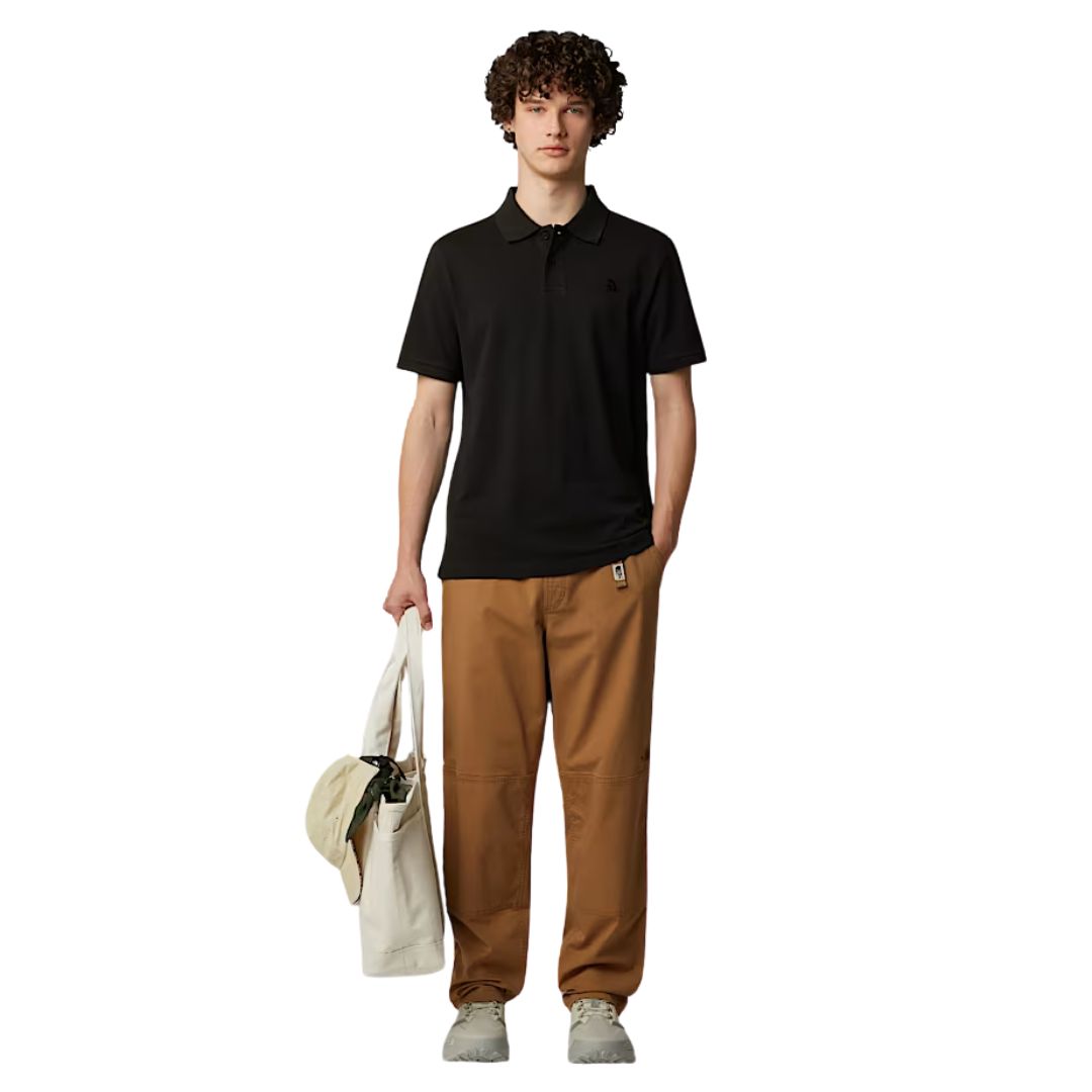 Polo The North Face Essential Regular negro TNF Black, vista frontal con ajuste regular.