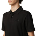 Polo The North Face Essential Regular negro TNF Black, detalle del cuello tipo polo y logo bordado.