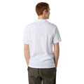 Polo The North Face Essential Regular blanco TNF White, vista trasera completa con modelo.