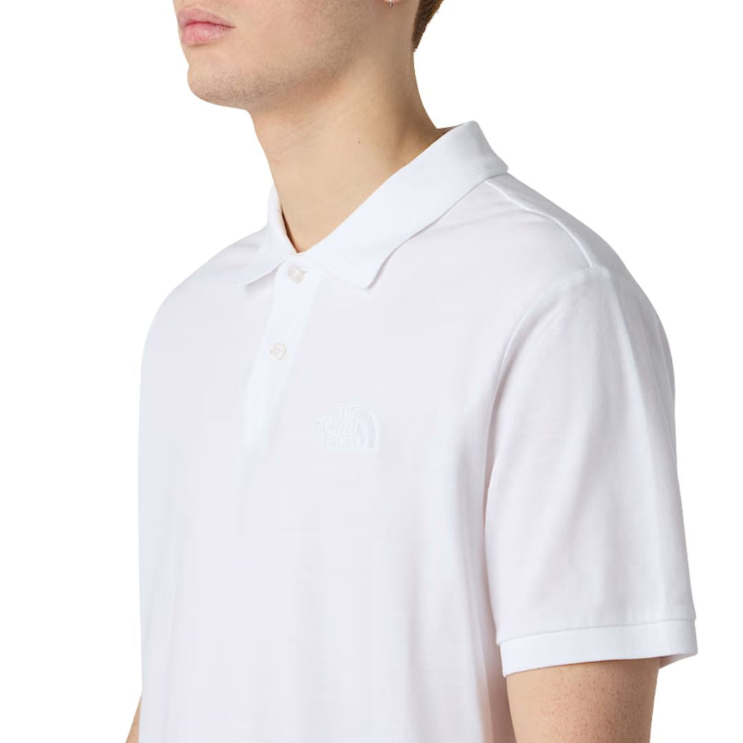 Polo The North Face Essential Regular blanco TNF White, detalle del cuello tipo polo y botones.