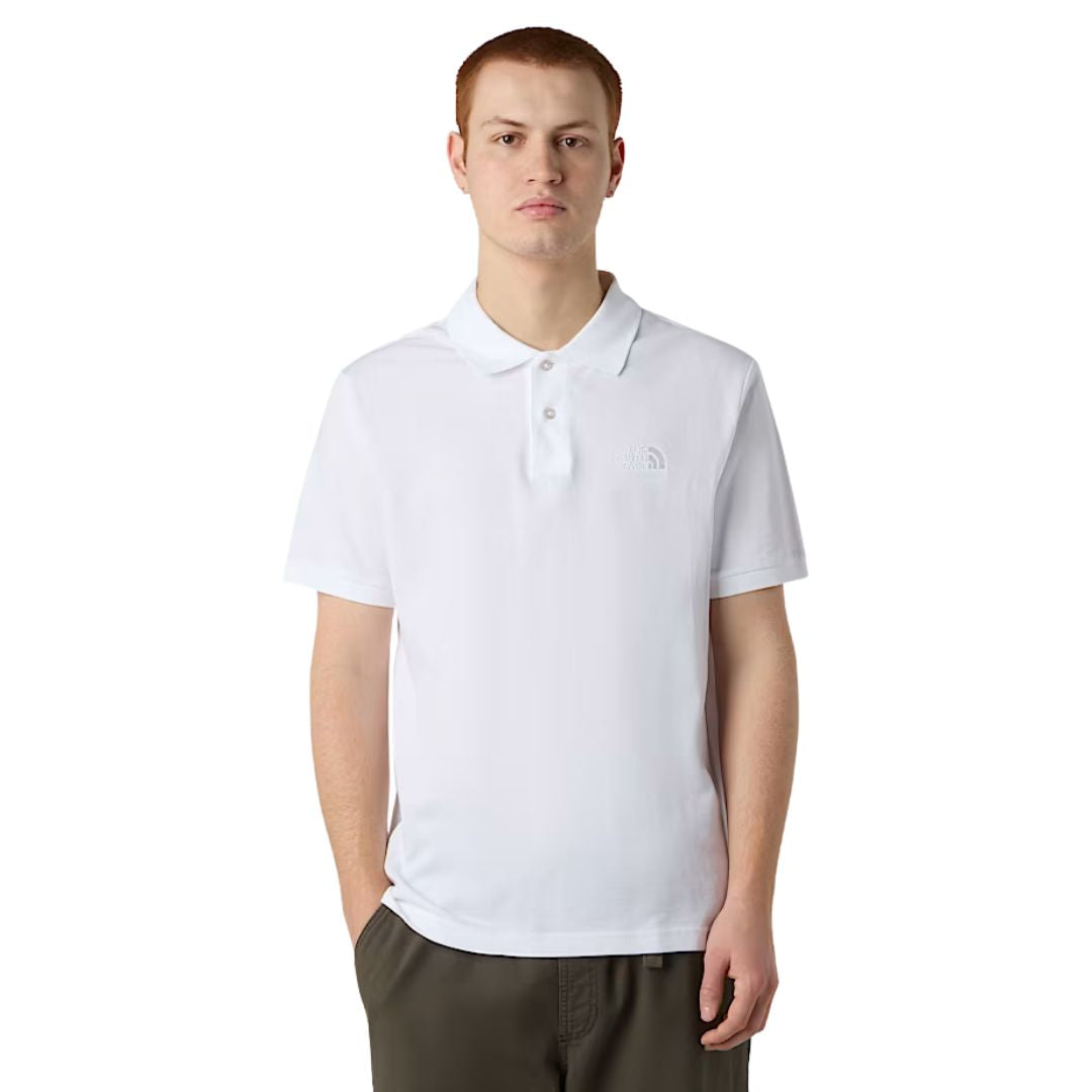Polo The North Face Essential Regular blanco TNF White, vista frontal completa con modelo.
