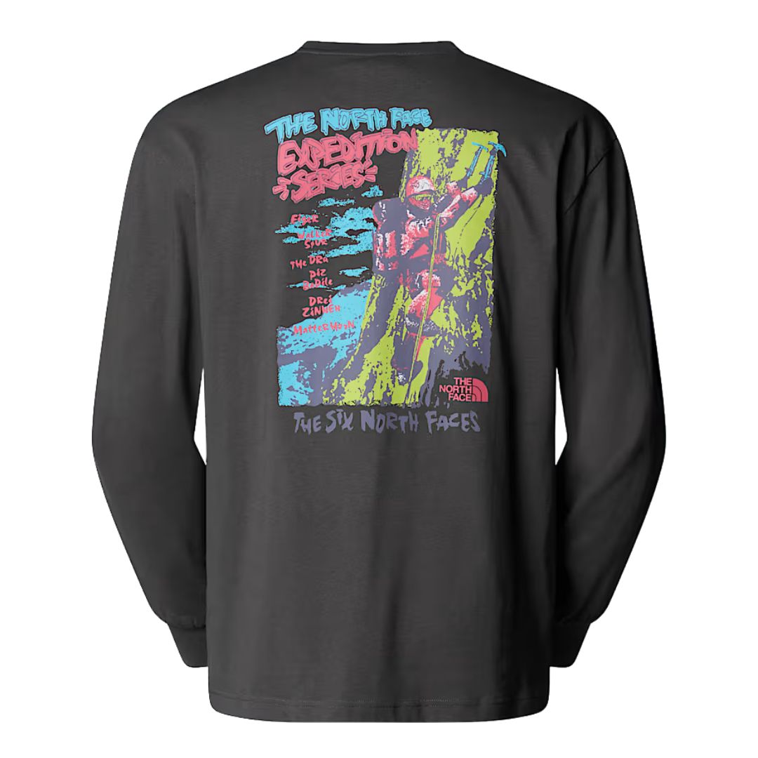 Camiseta de manga larga unisex The North Face Expedition Celebration en color anthracite grey, vista frontal sobre fondo blanco.