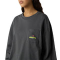 Camiseta The North Face Expedition Celebration anthracite grey vista en plano, con bolsillo y gráfico Expedition Series.