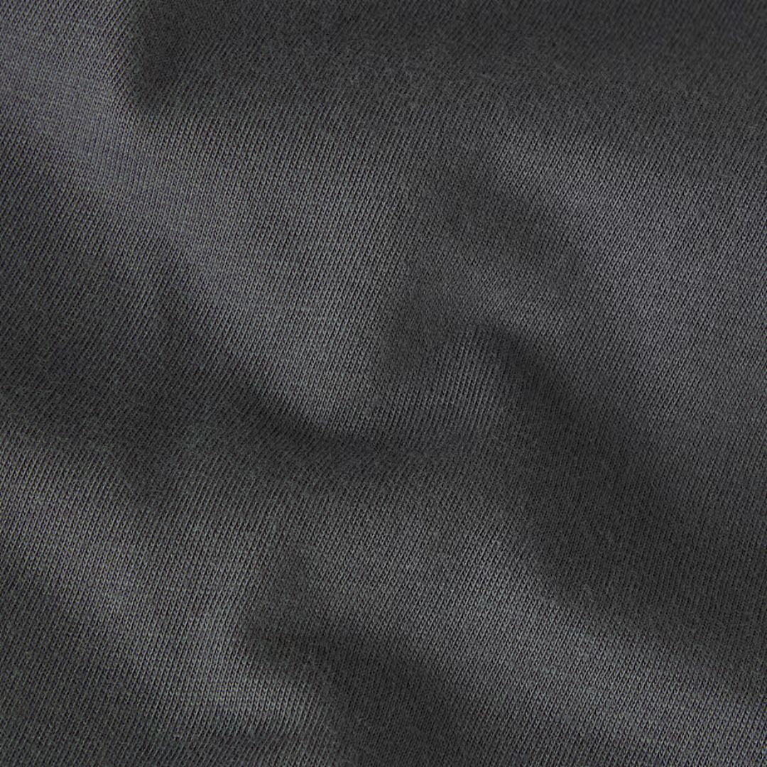 Detalle del tejido de la camiseta The North Face Expedition Celebration en color anthracite grey, textura de algodón.