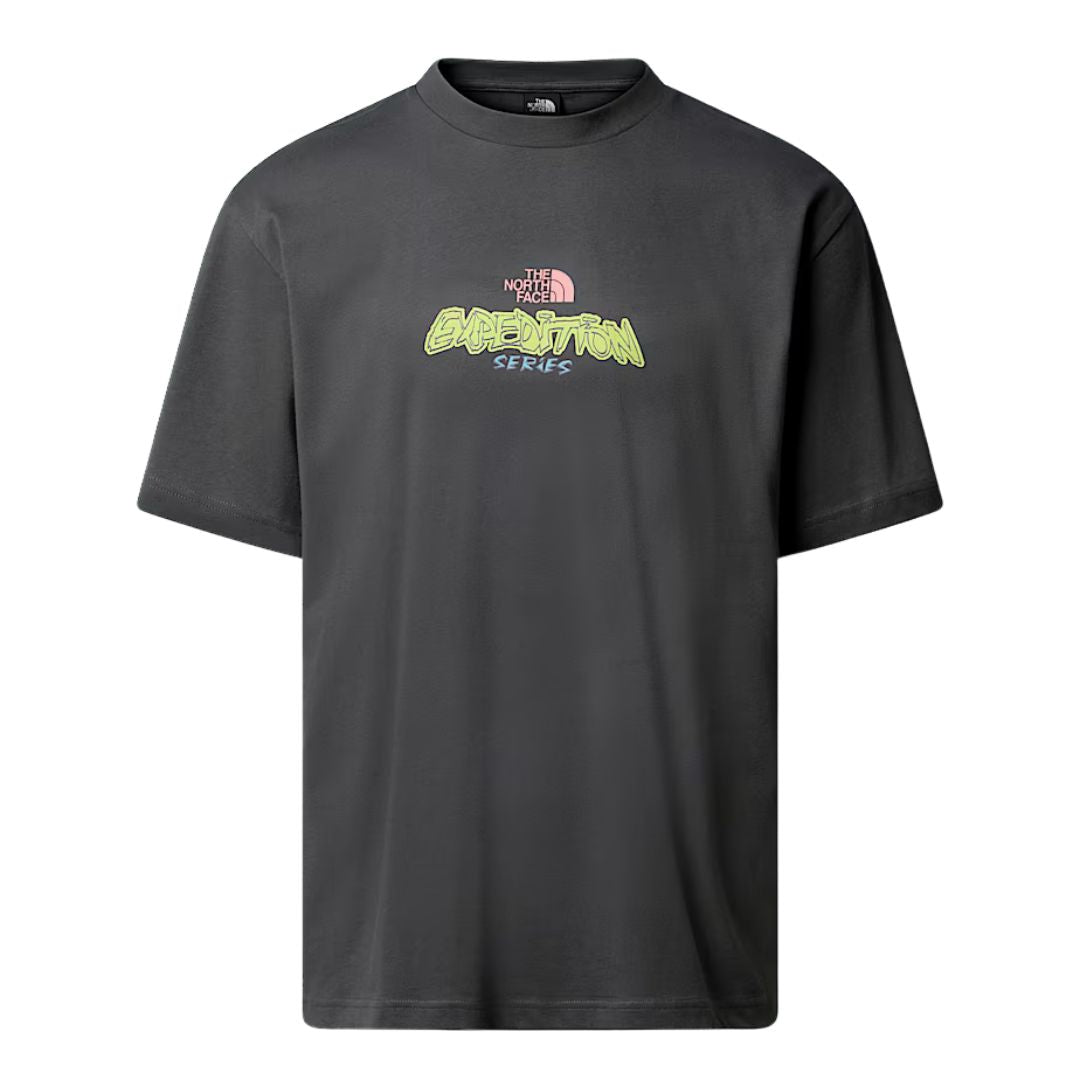 Camiseta THE NORTH FACE Expedition Celebration Oversized T-Shirt en color Anthracite Grey, vista frontal sin modelo con estampado Expedition Series.