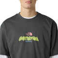 Vista frontal de la camiseta THE NORTH FACE Expedition Celebration Oversized T-Shirt en color Anthracite Grey con gráfico Expedition Series en el pecho.