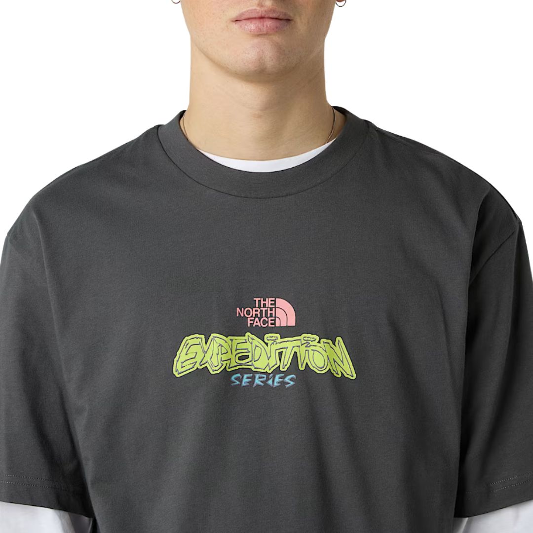 Vista frontal de la camiseta THE NORTH FACE Expedition Celebration Oversized T-Shirt en color Anthracite Grey con gráfico Expedition Series en el pecho.