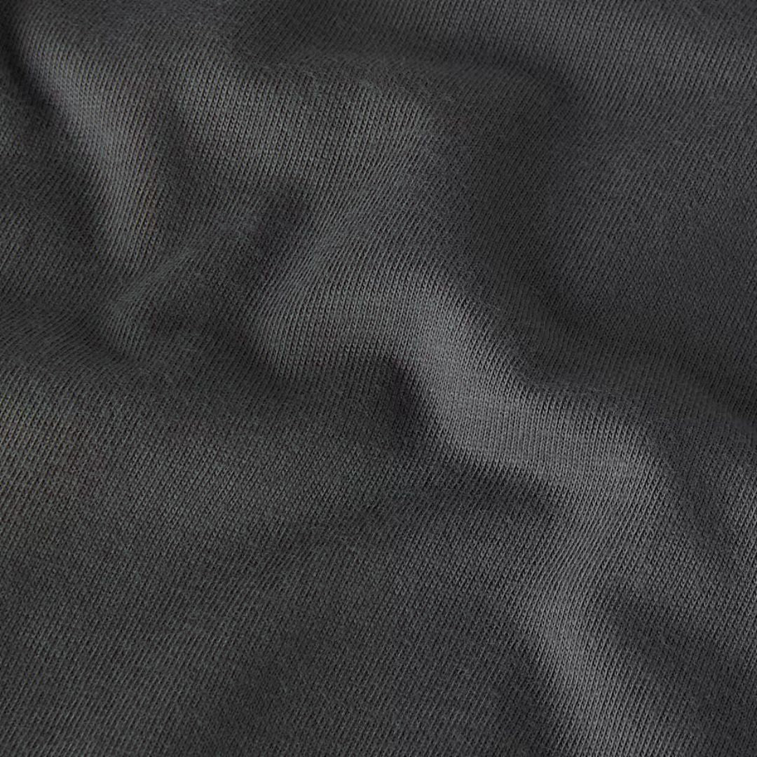 Detalle del tejido de punto en color Anthracite Grey de la camiseta THE NORTH FACE Expedition Celebration Oversized T-Shirt.