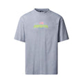 Camiseta THE NORTH FACE Expedition Celebration Oversized T-Shirt en color TFN Light Grey, vista frontal con estampado Expedition Series en el pecho.
