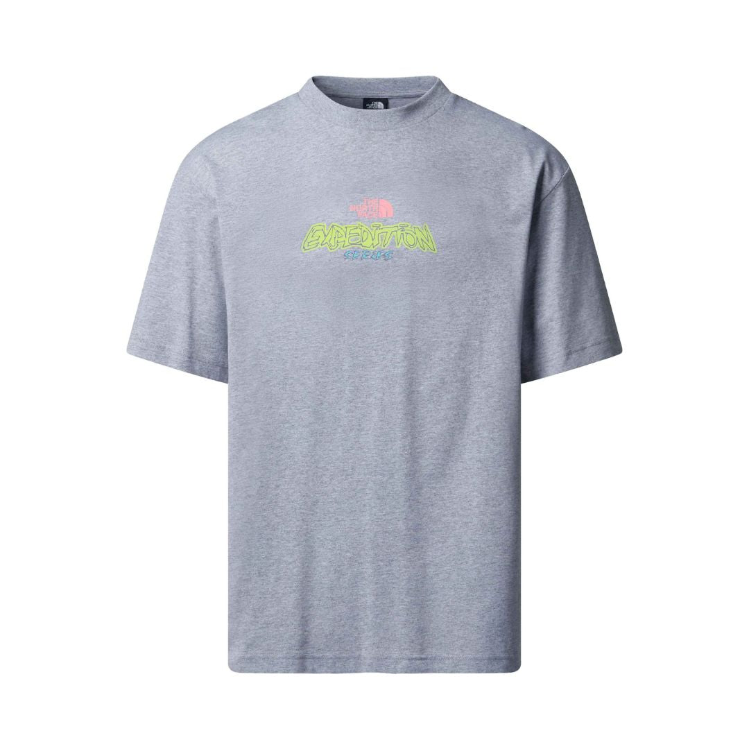 Camiseta THE NORTH FACE Expedition Celebration Oversized T-Shirt en color TFN Light Grey, vista frontal con estampado Expedition Series en el pecho.
