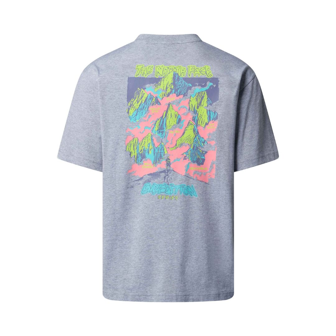 Camiseta THE NORTH FACE Expedition Celebration Oversized T-Shirt en color TFN Light Grey, vista trasera con estampado gráfico de montañas en colores vivos.