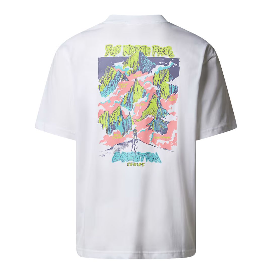 Camiseta THE NORTH FACE Expedition Celebration Oversized T-Shirt en color TNF White, vista trasera sin modelo, con diseño gráfico de montañas en la espalda.