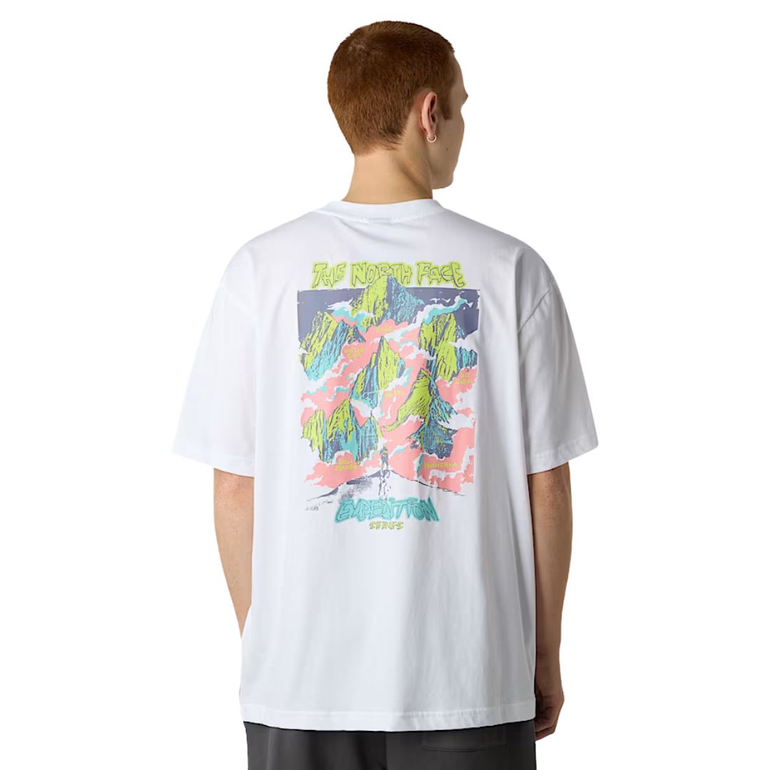 Camiseta THE NORTH FACE Expedition Celebration Oversized T-Shirt en color TNF White, vista trasera con gráfico de montañas y colores neón.
