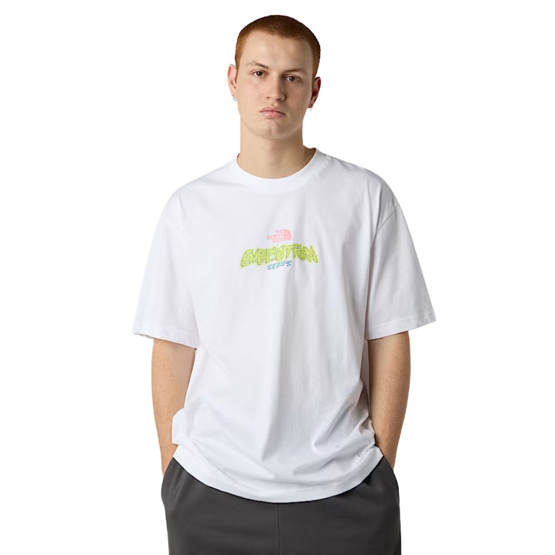 Vista completa frontal de la camiseta THE NORTH FACE Expedition Celebration Oversized T-Shirt en color TNF White con logo en el pecho.