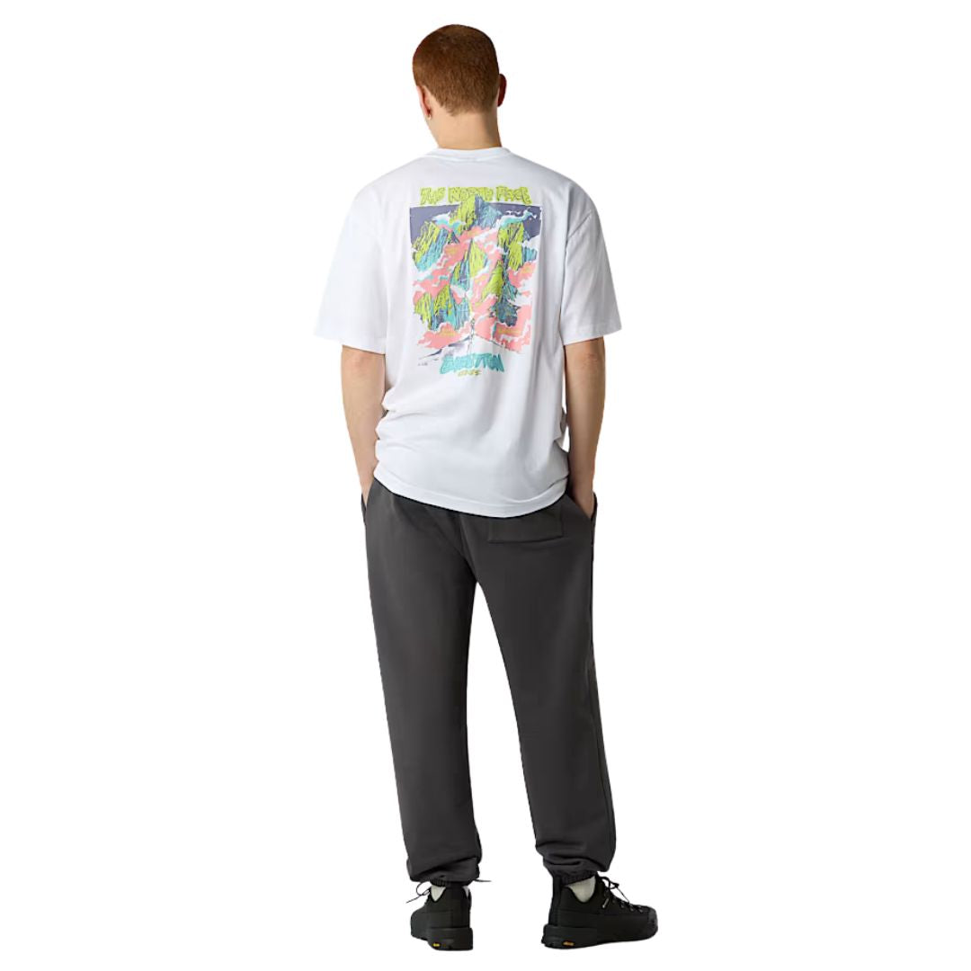 Vista completa trasera de la camiseta THE NORTH FACE Expedition Celebration Oversized T-Shirt en color TNF White con estampado gráfico a gran escala.