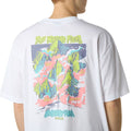 Vista trasera de la camiseta THE NORTH FACE Expedition Celebration Oversized T-Shirt en color TNF White con ilustración montañosa en tonos pastel.