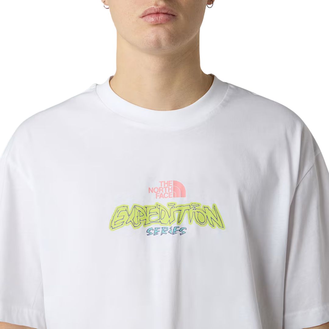Vista frontal de la camiseta THE NORTH FACE Expedition Celebration Oversized T-Shirt en color TNF White con gráfico Expedition Series en el pecho.