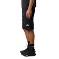 Pantalón corto The North Face Exploration negro, vista lateral con bolsillos cargo.
