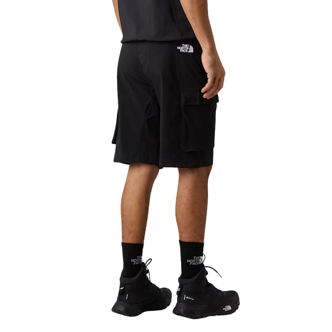 Pantalón corto cargo The North Face Exploration negro, vista trasera sobre modelo. 