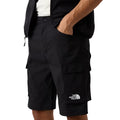 Pantalón corto cargo The North Face Exploration en color negro, detalle del bolsillo lateral tipo cargo.