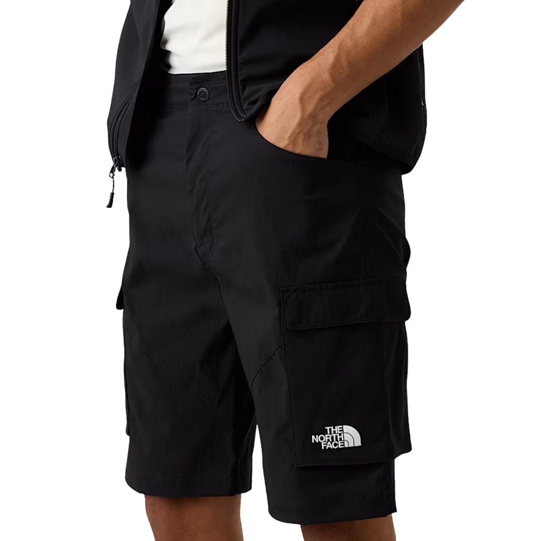 Pantalón corto cargo The North Face Exploration en color negro, detalle del bolsillo lateral tipo cargo.