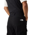 Pantalón corto cargo The North Face Exploration negro, detalle del bolsillo trasero con logotipo.