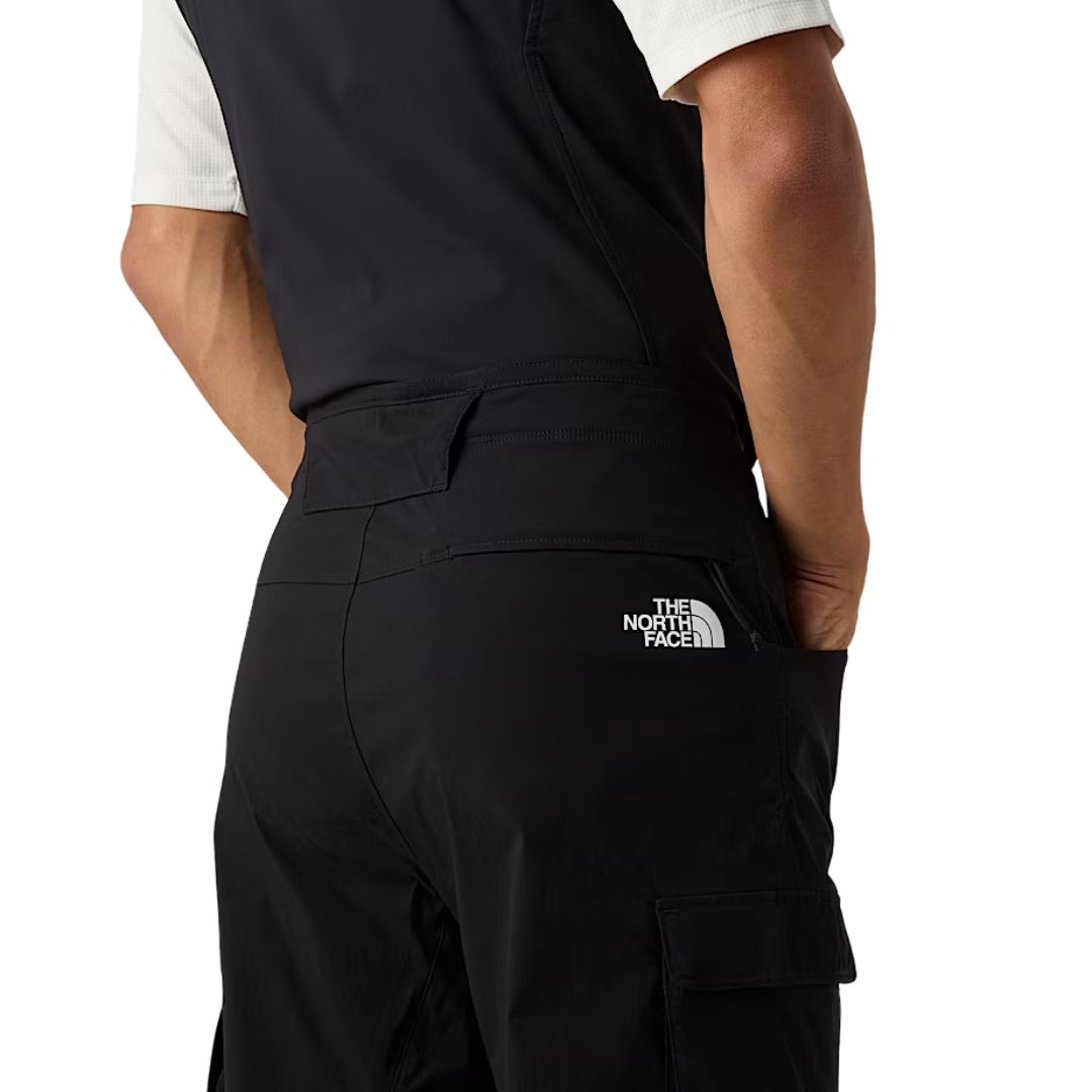 Pantalón corto cargo The North Face Exploration negro, detalle del bolsillo trasero con logotipo.